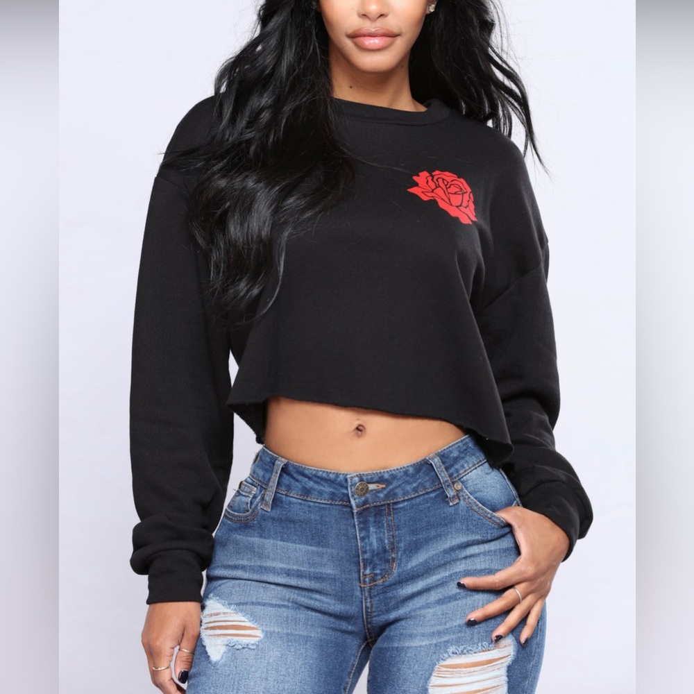 FASHION NOVA : Rose From The Heart Crop Top